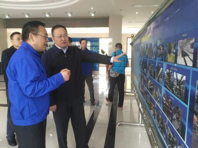 黃石市委副書記、市長(zhǎng)吳錦，市政府黨組成員、辦公室主任張育英在下陸區(qū)區(qū)長(zhǎng)郭波的陪同下蒞臨公司調(diào)研